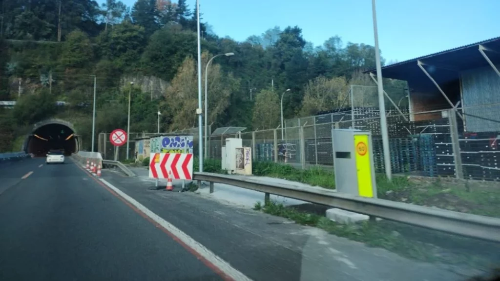 Radares de velocidad en zonas de obras: Este profesor de autoescuela te dice cómo actuar 1 Motor16 Tomar precauciones al momento de pasar cerca de ese radar