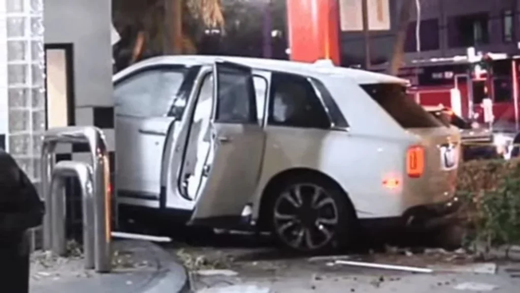 Así dejaron aparcado un Rolls-Royce Cullinan en el famoso restaurante Checkers 1 Motor16 Así quedó el Rolls-Royce Cullinan tras el accidente