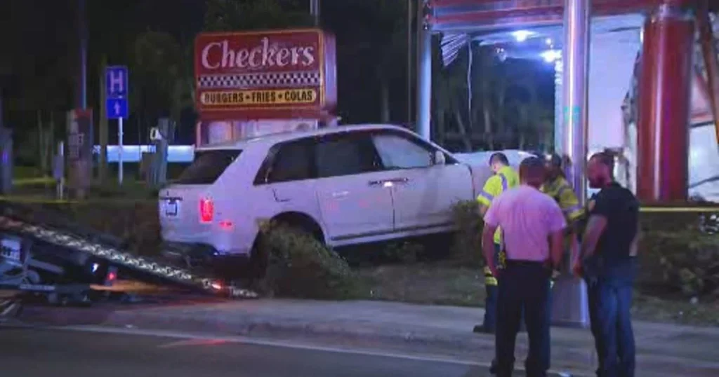 Así dejaron aparcado un Rolls-Royce Cullinan en el famoso restaurante Checkers 2 Motor16 Las consecuencias para el ladrón que robó y chocó el Rolls-Royce