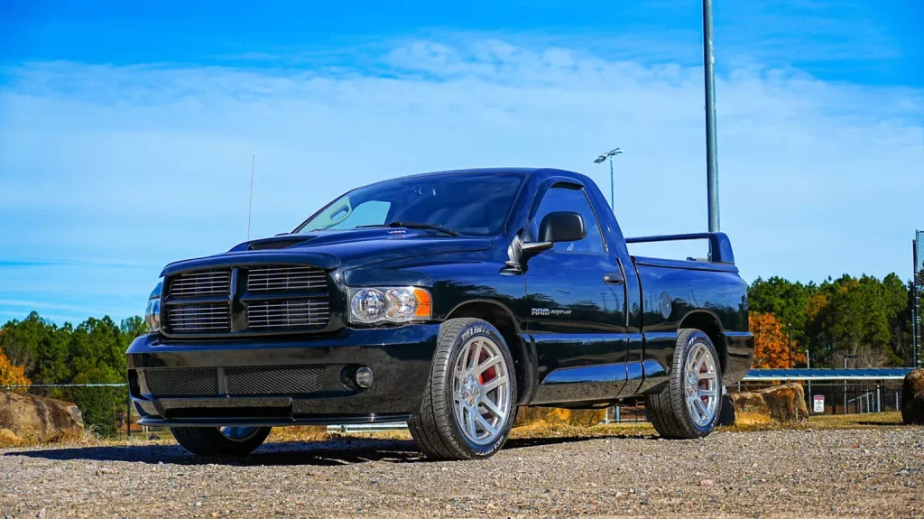 El RAM 1500 que te hará olvidar los F-150 Raptor R y 1500 TRX por un módico precio 3 Motor16 2004 Dodge Ram SRT 10 BaT 1 Motor16