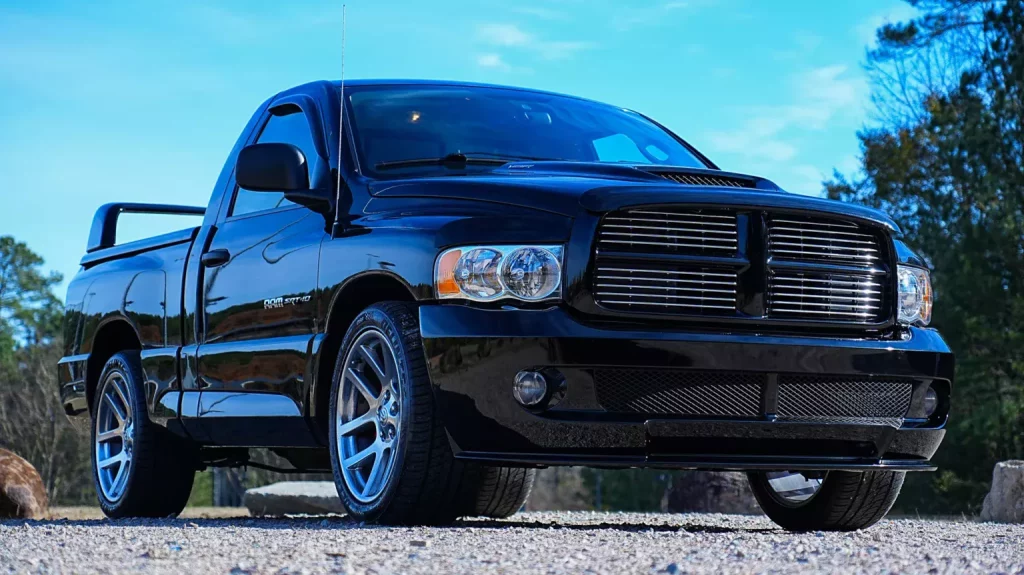 El RAM 1500 que te hará olvidar los F-150 Raptor R y 1500 TRX por un módico precio 5 Motor16 2004 Dodge Ram SRT 10 BaT 2 Motor16