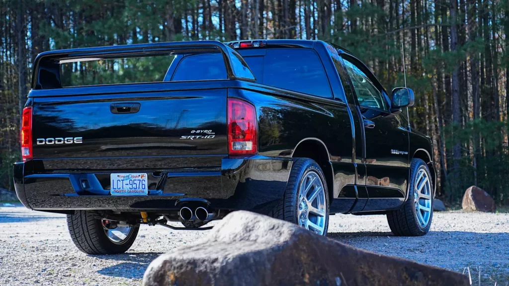 El RAM 1500 que te hará olvidar los F-150 Raptor R y 1500 TRX por un módico precio 7 Motor16 2004 Dodge Ram SRT 10 BaT 3 Motor16