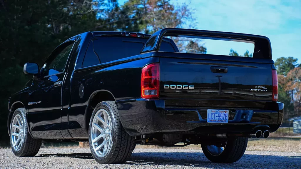 El RAM 1500 que te hará olvidar los F-150 Raptor R y 1500 TRX por un módico precio 2 Motor16 2004 RAM 1500 SRT-10. BaT. Imagen trasera.