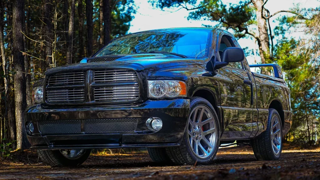 El RAM 1500 que te hará olvidar los F-150 Raptor R y 1500 TRX por un módico precio 4 Motor16 2004 Dodge Ram SRT 10 BaT 5 Motor16