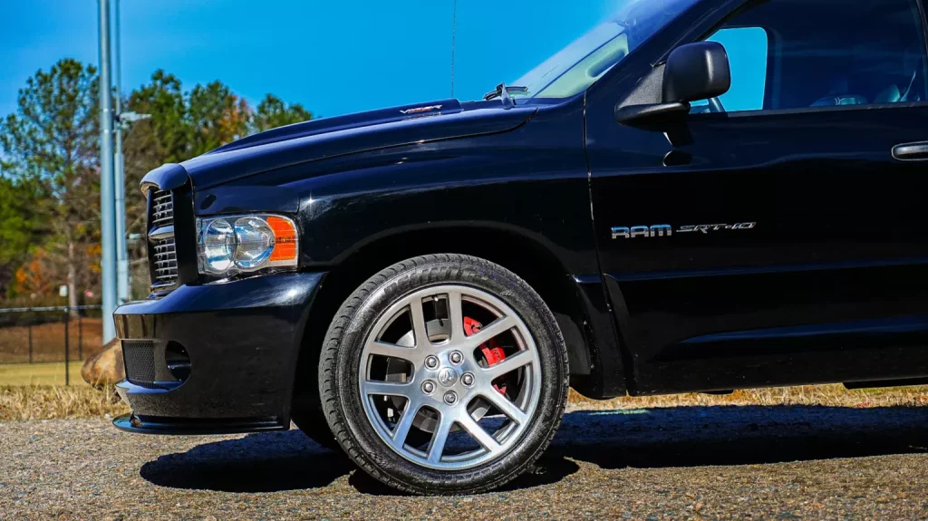 El RAM 1500 que te hará olvidar los F-150 Raptor R y 1500 TRX por un módico precio 9 Motor16 2004 Dodge Ram SRT 10 BaT 7 Motor16
