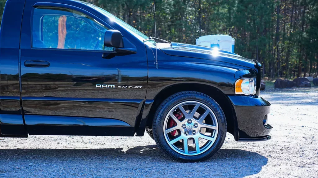 El RAM 1500 que te hará olvidar los F-150 Raptor R y 1500 TRX por un módico precio 10 Motor16 2004 Dodge Ram SRT 10 BaT 8 Motor16