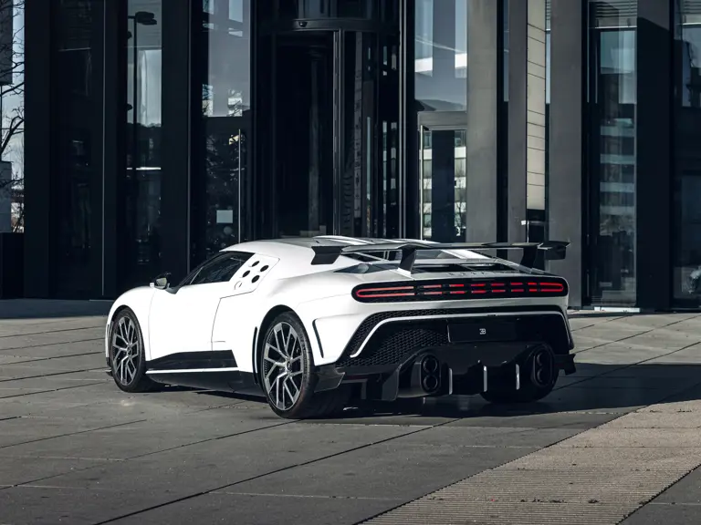 Bugatti Centodieci: O la forma más sencilla de ganar 7 millones en dos años 1 Motor16 2023 Bugatti Centodieci. RM Sotheby's. Imagen trasera.