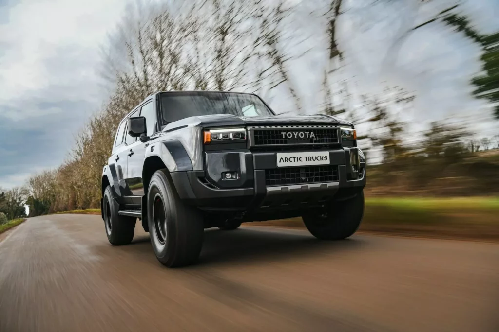 El Toyota Land Cruiser se convierte en una apisonadora gracias a Arctic Trucks 2 Motor16 2025 Toyota Land Cruiser AT37. Arctic Trucks. Imagen movimiento.