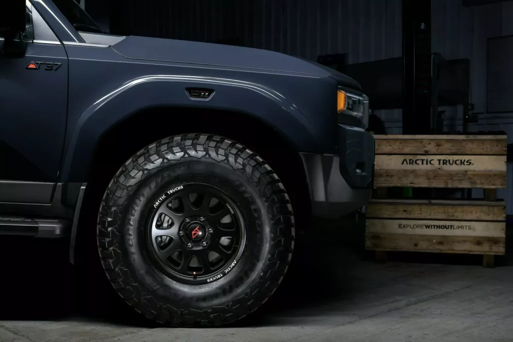 El Toyota Land Cruiser se convierte en una apisonadora gracias a Arctic Trucks 3 Motor16 2025 Toyota Land Cruiser AT37. Arctic Trucks. Imagen detalle.