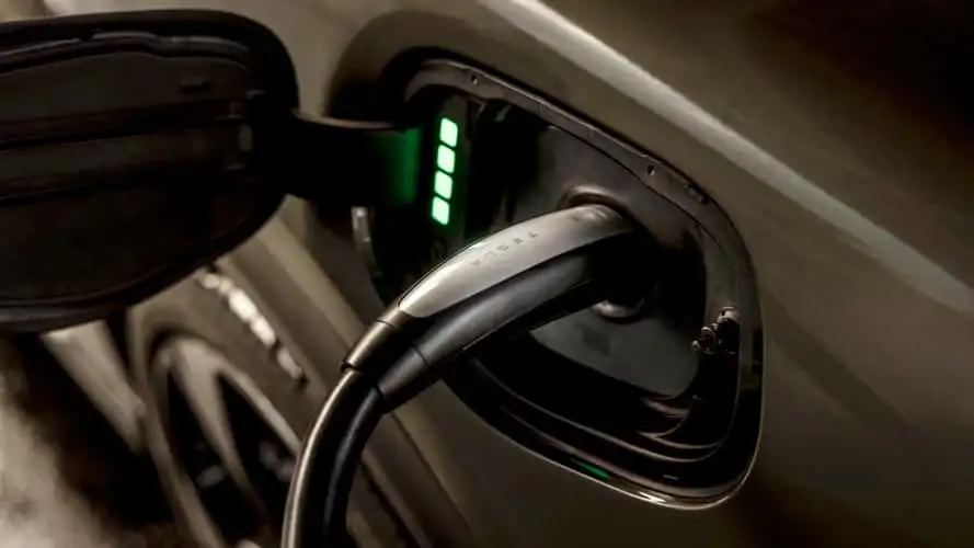 El Lucid Gravity se enchufa a la red de su archienemigo a 400 kW 1 Motor16 2025 Lucid Gravity Tesla Supercharger. Imagen detalle.