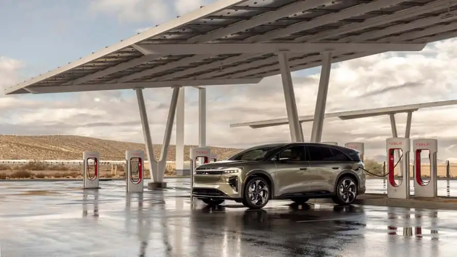 El Lucid Gravity se enchufa a la red de su archienemigo a 400 kW 5 Motor16 2025 lucid gravity tesla supercharger 2 Motor16