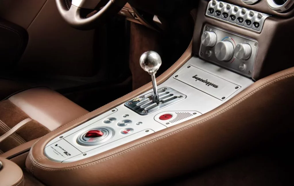 El Touring Superleggera Veloce12 estará presente en Retromobile 2025 11 Motor16 Central Console 1200x761 1 Motor16