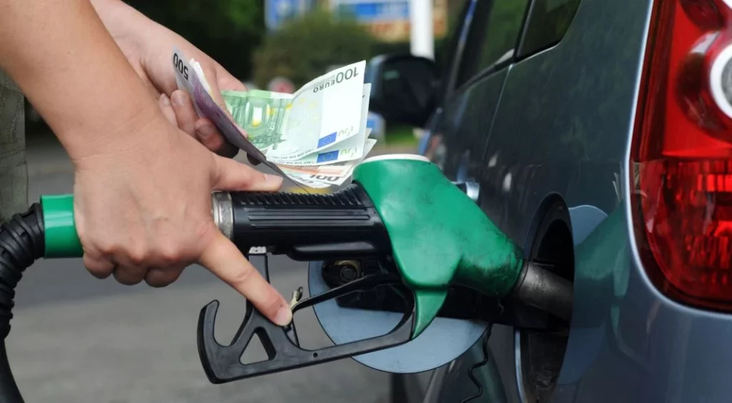 Echar gasolina con dinero en la mano Motor16
