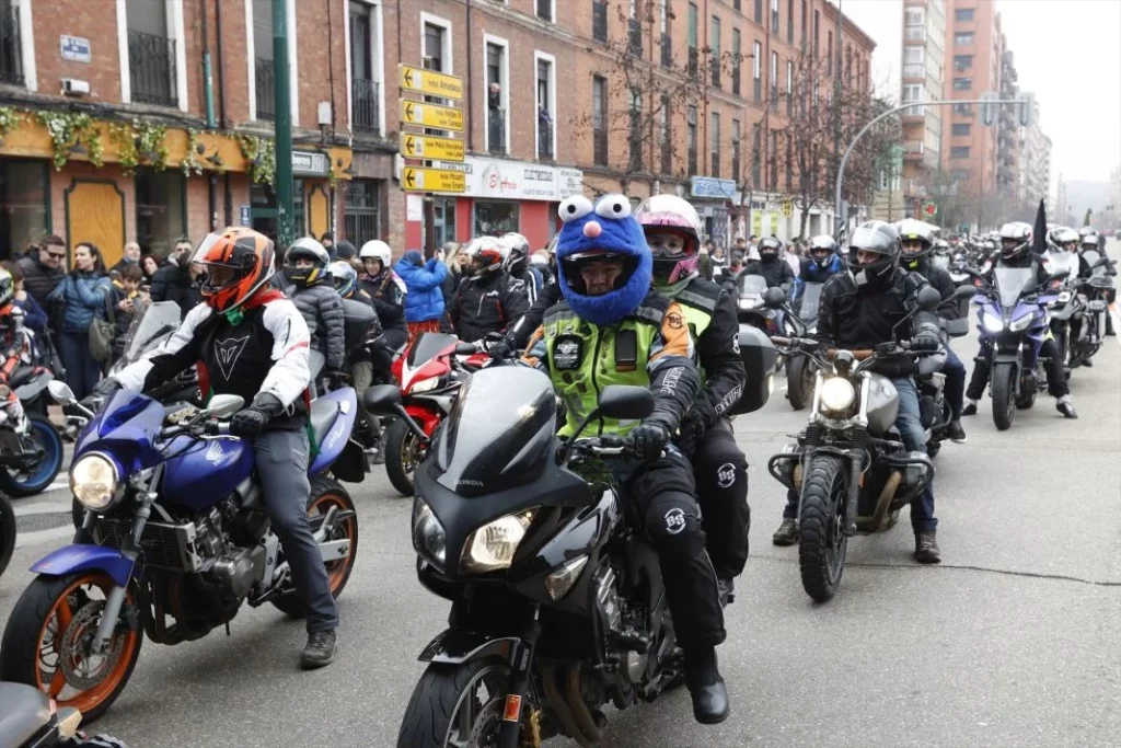 El Congreso avala recomendar el uso del chaleco airbag en motos de gran cilindrada 2 Motor16 EuropaPress 4923947 varios motoristas participan desfile banderas concentracion motera Motor16