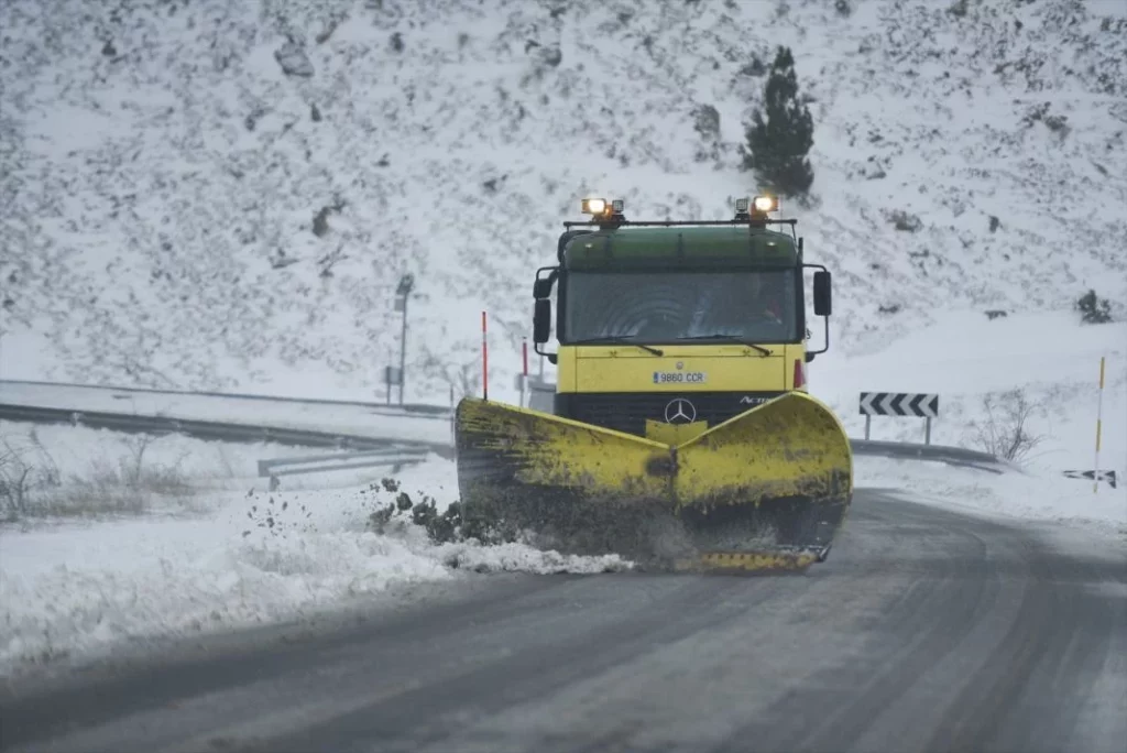 EuropaPress 6395523 labores retirada nieve acumulada carreteras coches formigal llegada Motor16