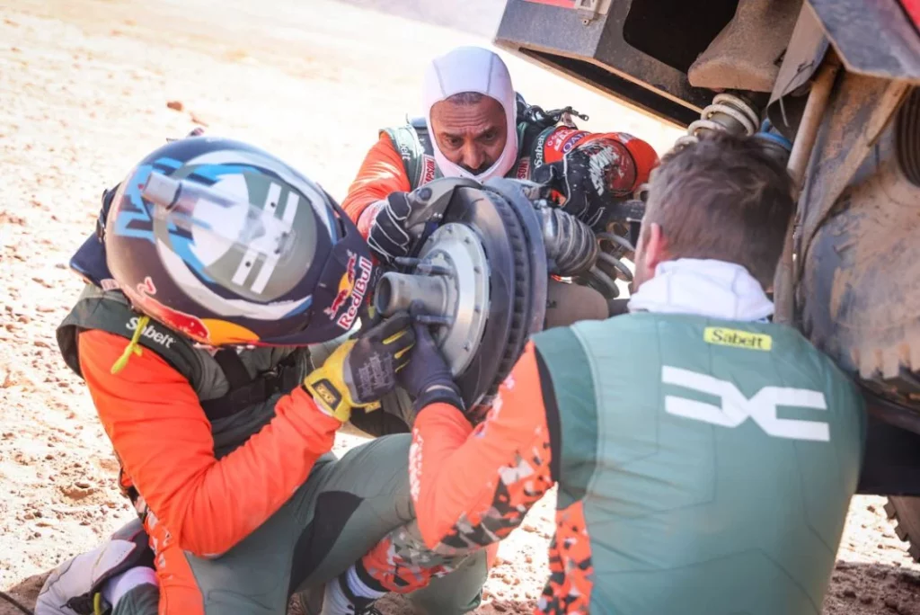 Un Dakar demasiado duro, y además con otro enemigo inesperado 20 Motor16 EuropaPress 6439548 200 al attiyah nasser qat boulanger edouard fra dacia the dacia sandriders Motor16