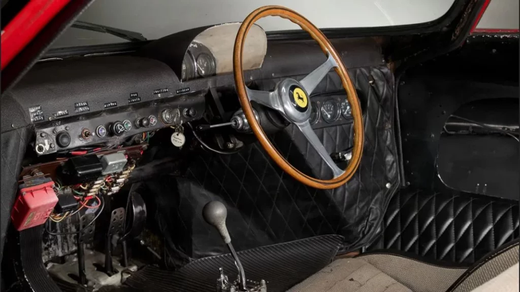 Si te sobran 25 millones de euros, quizá te puedas hacer con un Ferrari de leyenda 10 Motor16 Ferrari 250 LM 1964 10 Motor16