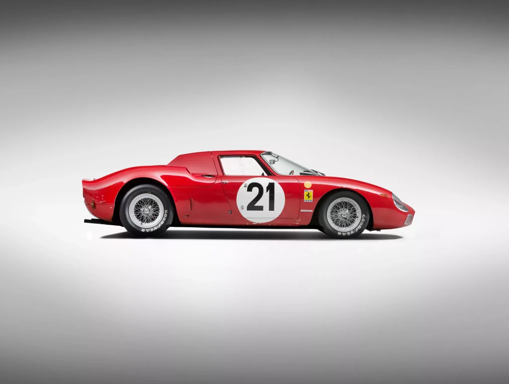 Si te sobran 25 millones de euros, quizá te puedas hacer con un Ferrari de leyenda 1 Motor16 Ferrari-250-LM-1964 (4)