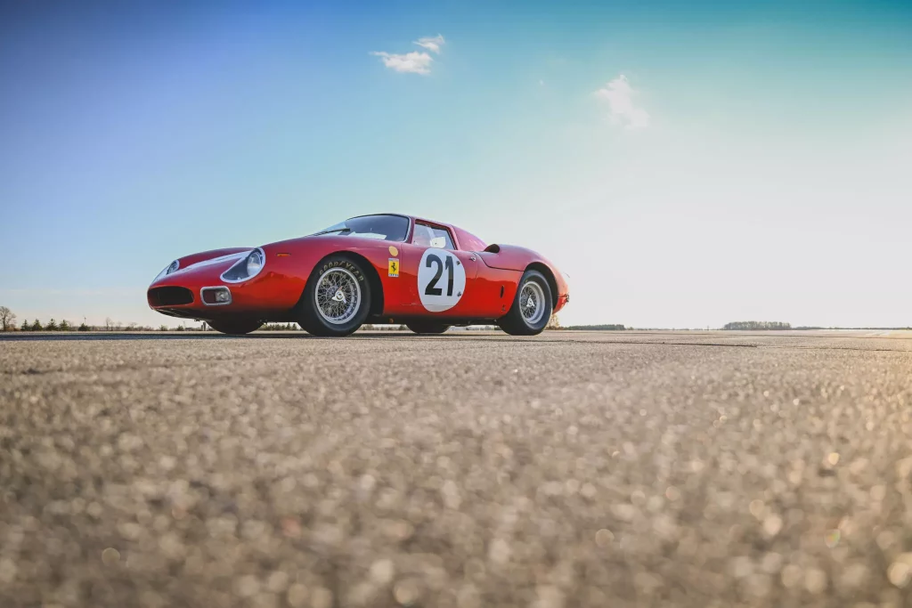 Si te sobran 25 millones de euros, quizá te puedas hacer con un Ferrari de leyenda 7 Motor16 Ferrari 250 LM 1964 7 Motor16