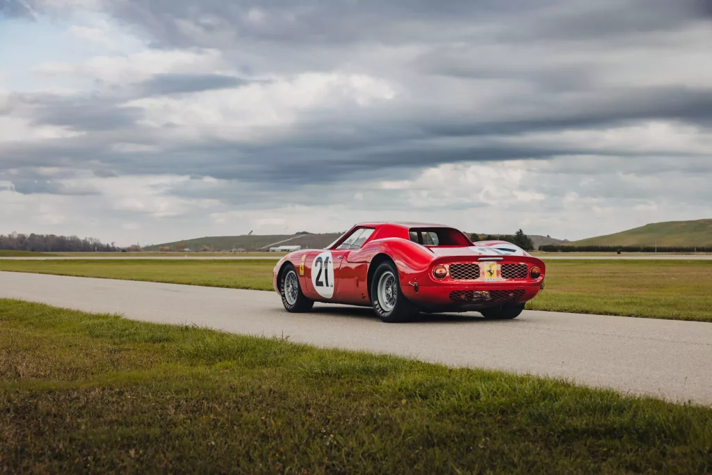 Si te sobran 25 millones de euros, quizá te puedas hacer con un Ferrari de leyenda 9 Motor16 Ferrari 250 LM 1964 9 Motor16