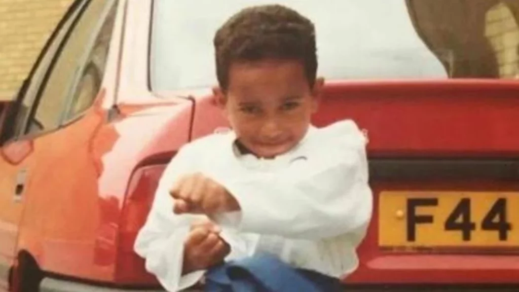 Hamilton posó en Maranello con un Ferrari F40, pero hace 25 años hizo con un F44 1 Motor16 La imagen de Hamilton con el F44 de su papá