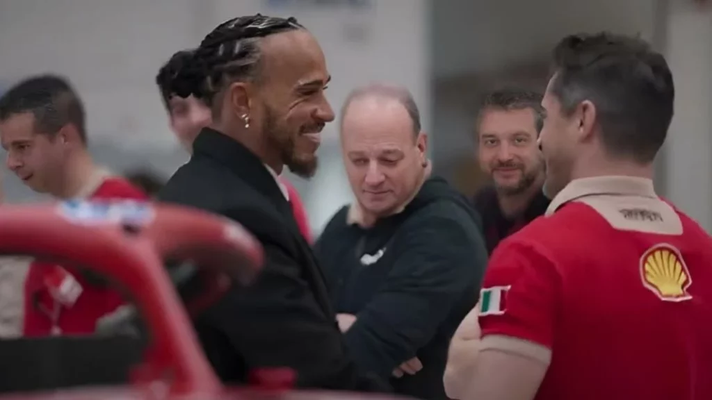 Hamilton posó en Maranello con un Ferrari F40, pero hace 25 años hizo con un F44 2 Motor16 Dos coches que representan distintos momentos de Hamilton