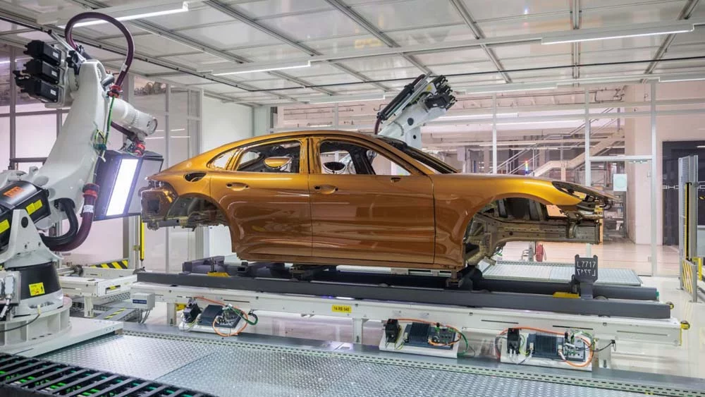 Los robots y la IA no dan opción al error en la pintura de los Porsche 1 Motor16 Pintura Porsche verificada por IA