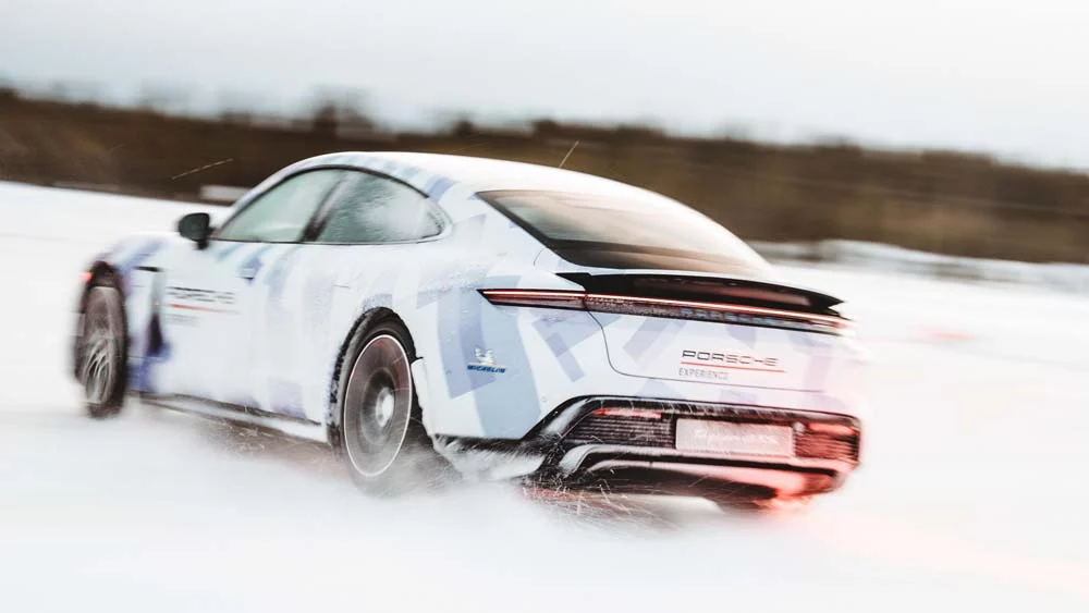 El Porsche Taycan suma su cuarto récord Guinness: un derrape eterno 8 Motor16 Nuevo record del Porsche Taycan en el Guinness 4 Motor16