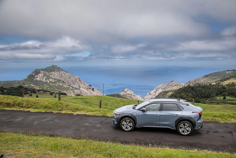 Subaru electrifica la isla habitada más remota del mundo 1 Motor16 SUBARU SOLTERRA ISLA SANTA ELENA24 Motor16