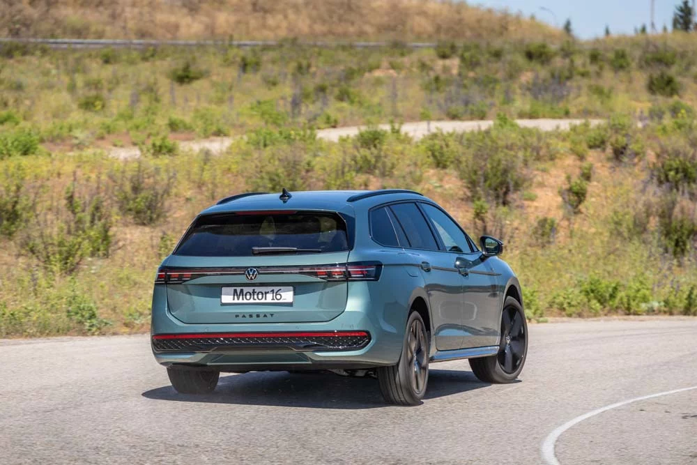 VOLKSWAGEN PASSAT VARIANT 2.0 TDI 150 CV DSG7 R LINE 26 Motor16