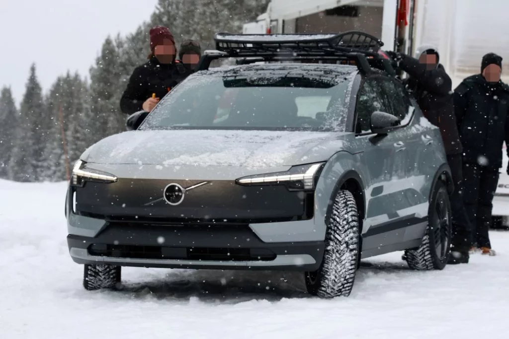 Volvo ultima los detalles del EX30 Cross Country… sin camuflaje 7 Motor16 Volvo EX30 Cross Country 5 Motor16