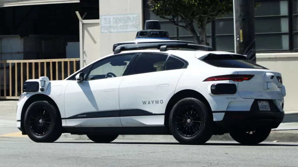Un usuario de un robotaxi de Waymo graba su viaje que es propio de un capítulo de Benny Hill 1 Motor16 ¿Qué dicen desde Waymo sobre lo sucedido?