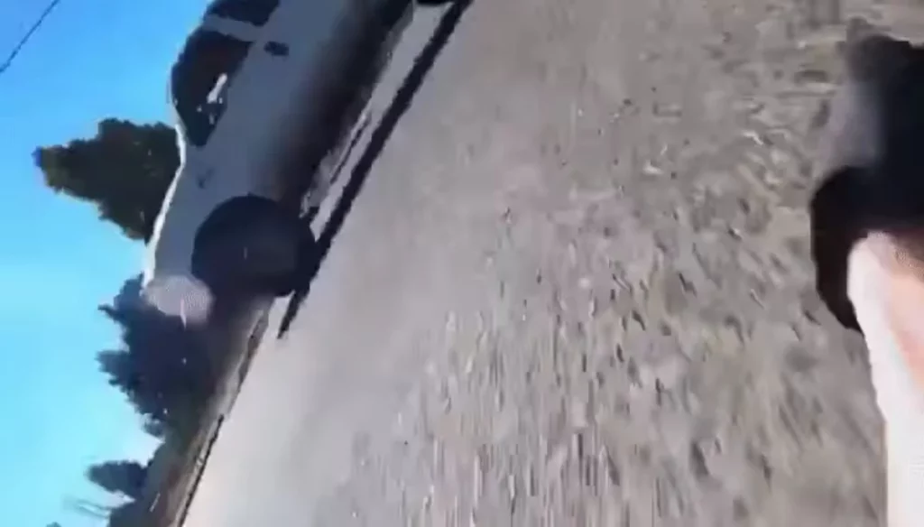 Los reflejos salvan la vida de este motorista que podría ser piloto de MotoGP 1 Motor16 La reacción del motorista para evitar un accidente con la camioneta