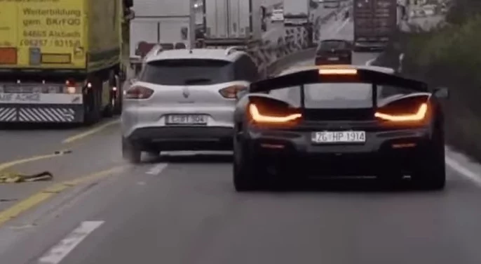Así es como un coche de 10.000 euros intenta acabar con la vida de uno de 2 millones de euros 2 Motor16 Las consecuencias para ambos coches en caso de chocar