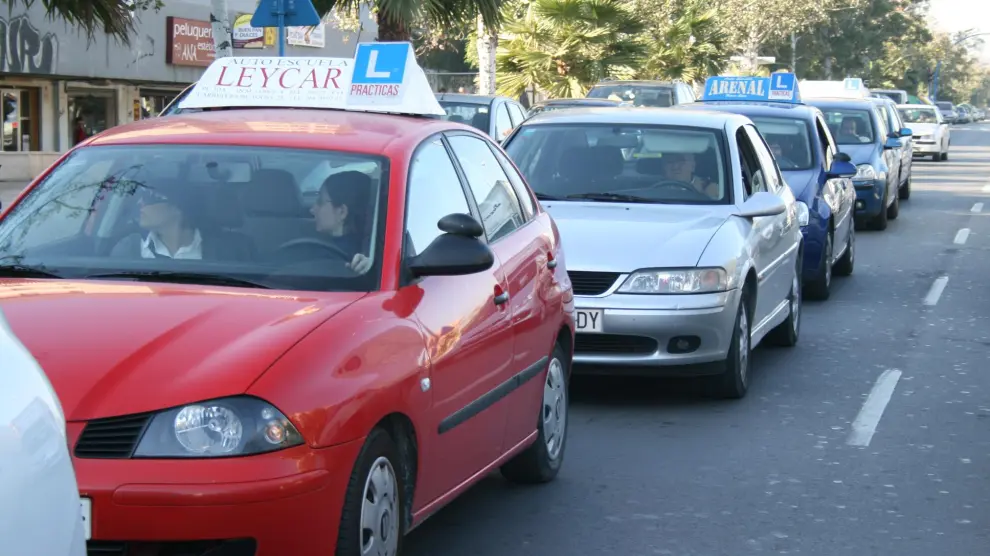 La DGT se fija en Estados Unidos y las autoescuelas entran en cólera 2 Motor16 coches de autoescuela Motor16