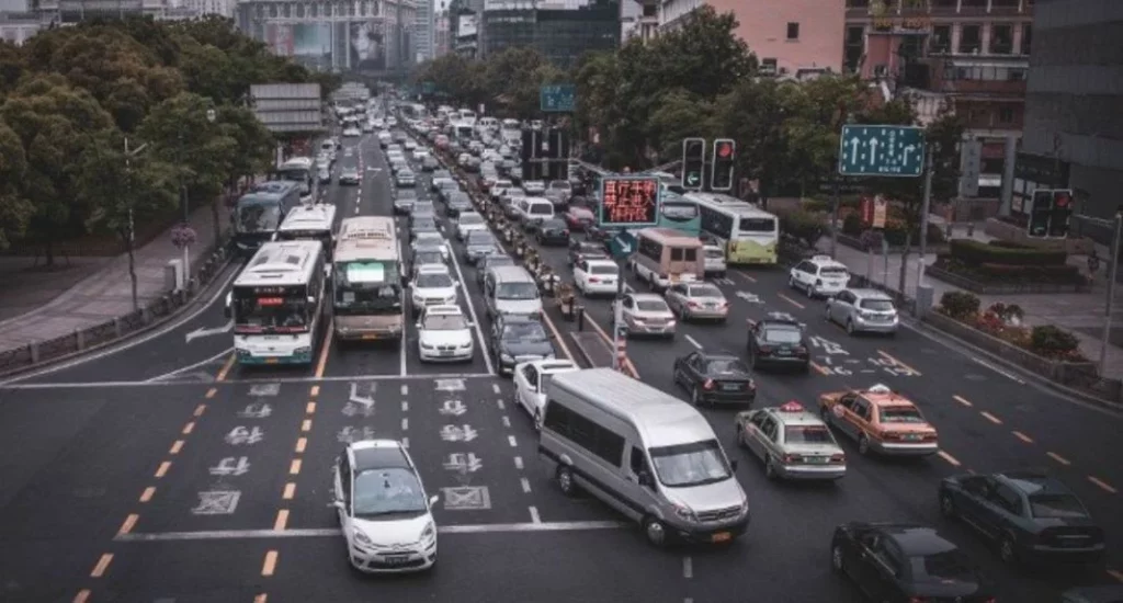 Si no te dejan cambiarte de carril solo te queda recurrir al método chino 2 Motor16 Conducir en un país extranjero y adaptarse es un desafío