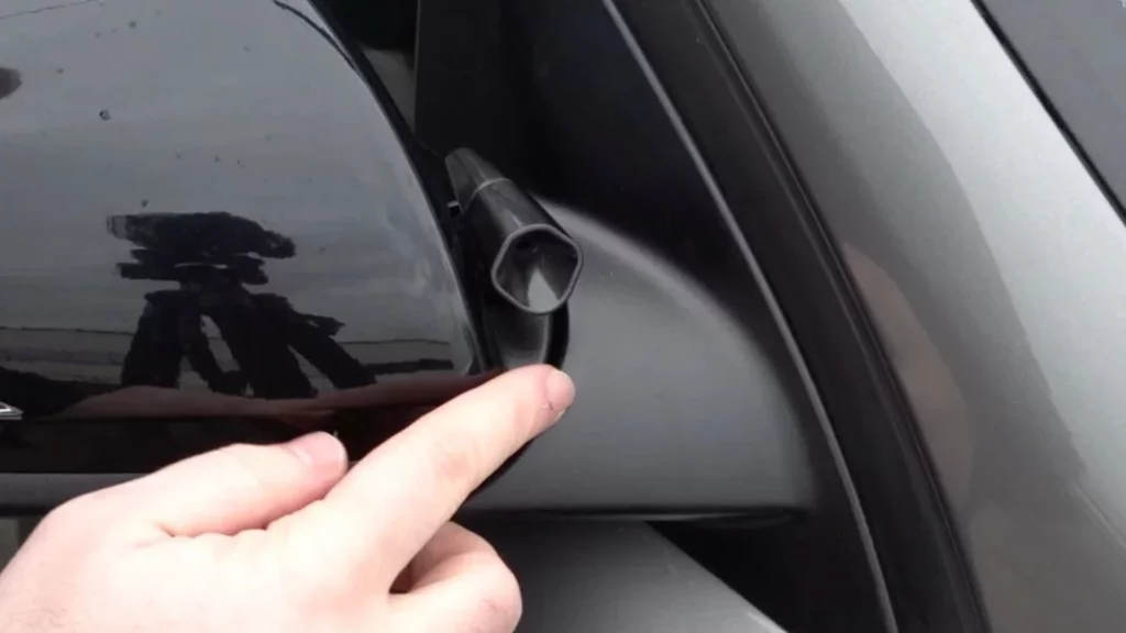 El singular dispositivo que por menos de un euro te puede salvar de un importante accidente 1 Motor16 La instalación del dispositivo es sencillo