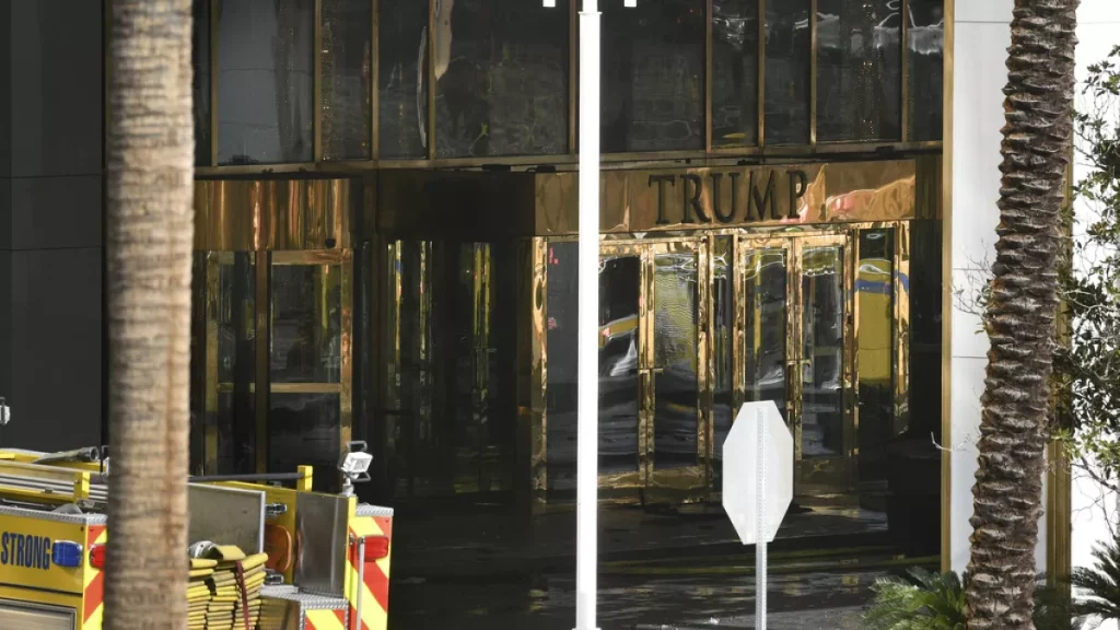 Así ha explotado el Tesla Cybertruck en las puertas del hotel Trump de Las Vegas 1 Motor16 La pista que encontró la Policía de Las Vegas y la colaboración de Elon Musk