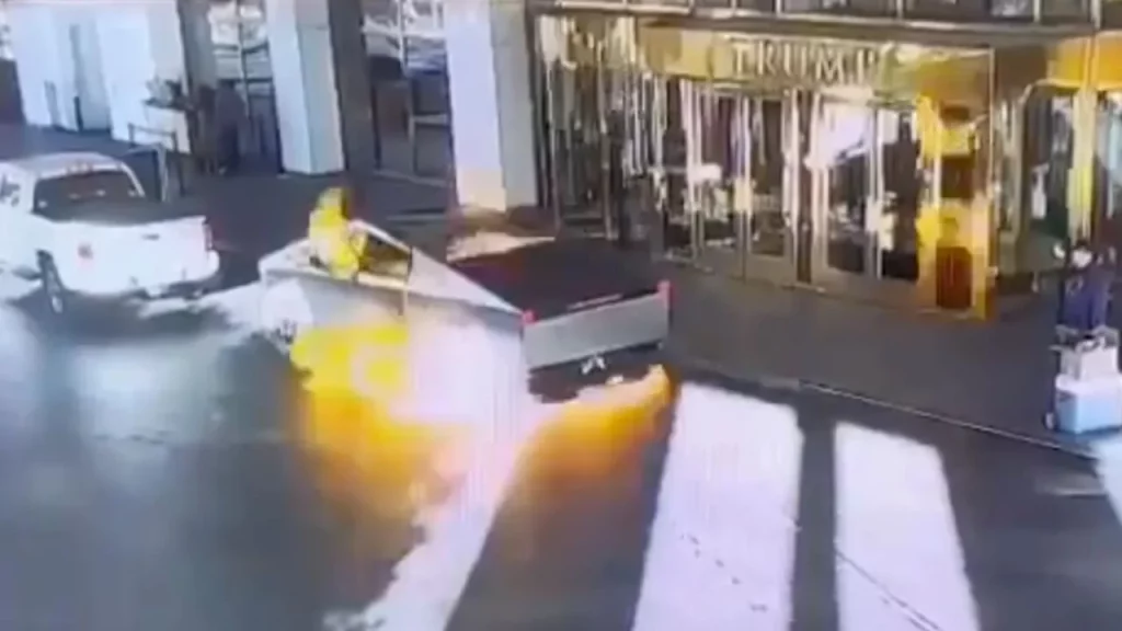 Así ha explotado el Tesla Cybertruck en las puertas del hotel Trump de Las Vegas 2 Motor16 El posible trasfondo de la explosión del Tesla Cybertruck en Las Vegas