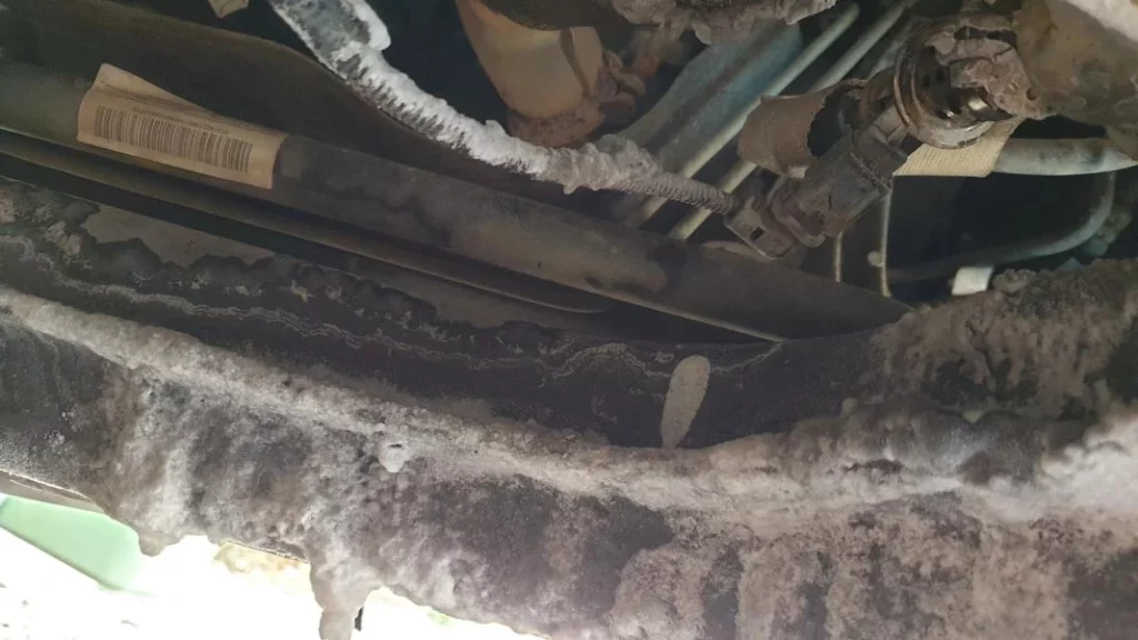 La va a pasar la ITV con su coche tirando AdBlue y esto es lo que se encuentran en el foso 1 Motor16 ¿Qué daños produce el AdBlue en los coches?