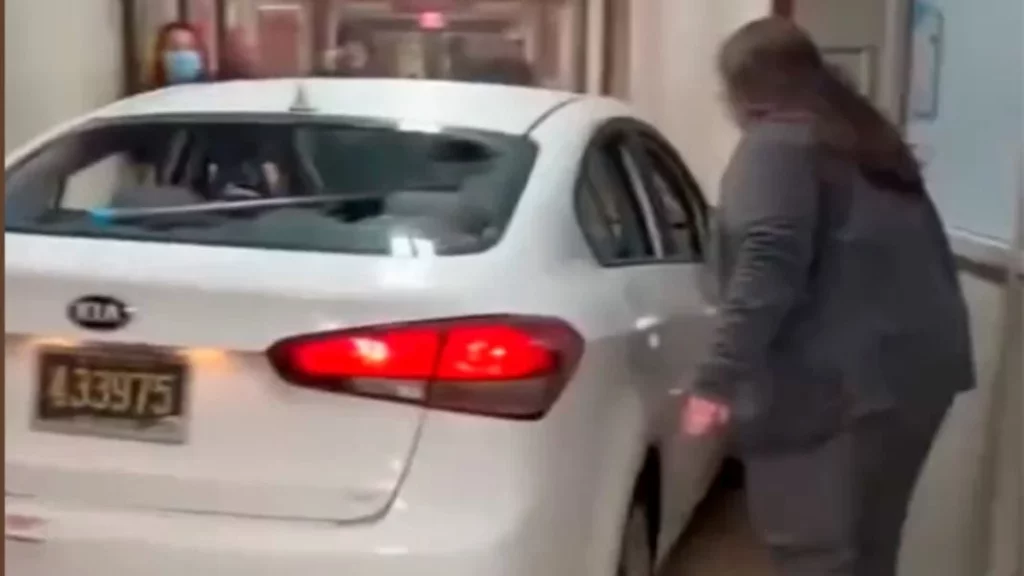 El Kia que necesitaba urgentemente una transfusión… Y así lo dejó su dueña en el hospital 1 Motor16 Las consecuencias del incidente que protagonizó el Kia