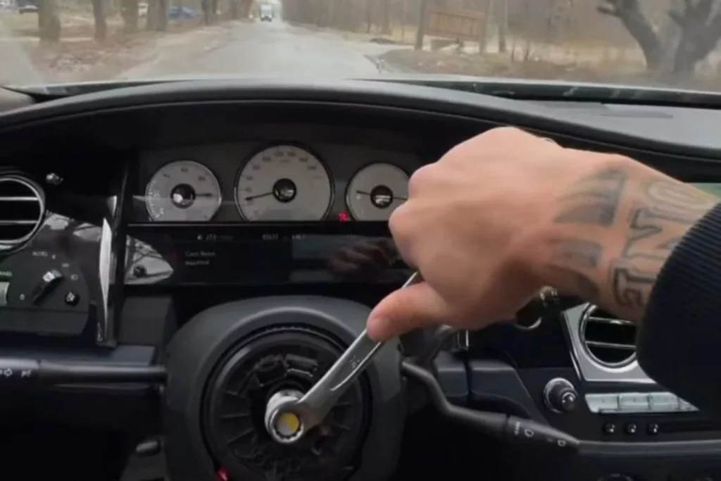El volante más exclusivo para el Rolls-Royce Ghost no tiene cuero, madera ni carbono 1 Motor16 Así se utiliza la llave inglesa como volante en el Rolls-Royce Ghost