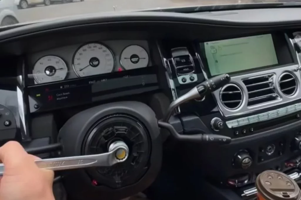 El volante más exclusivo para el Rolls-Royce Ghost no tiene cuero, madera ni carbono 2 Motor16 Un toque exclusivo y poco convencional para el lujoso coche de más de 300.000 euros