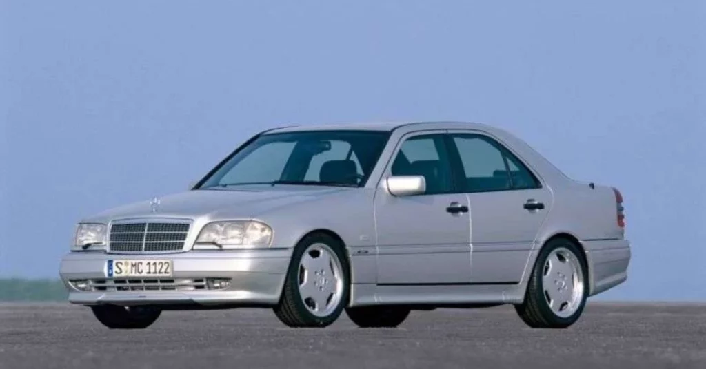 El Mercedes-Benz de 30 años que compras en Wallapop por 1.000 euros y que promete diversión 2 Motor16 Los clásicos nunca pasan de moda...