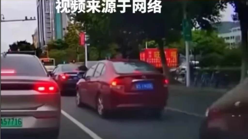 Si no te dejan cambiarte de carril solo te queda recurrir al método chino 1 Motor16 El método chino para cambiar de carril