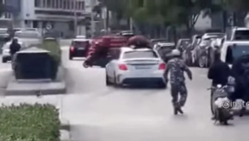 La multa que te pueden poner por llevar a un policía durante 10 segundos en el techo de tu coche 2 Motor16 Las consecuencias que sufre el conductor del Mercedes