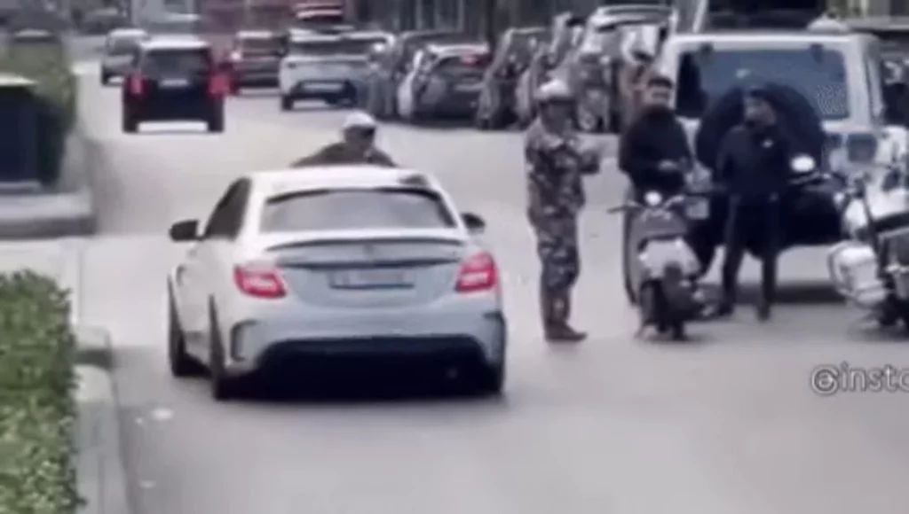 La multa que te pueden poner por llevar a un policía durante 10 segundos en el techo de tu coche 1 Motor16 Así fue el episodio en el que un conductor atropelló a un policía