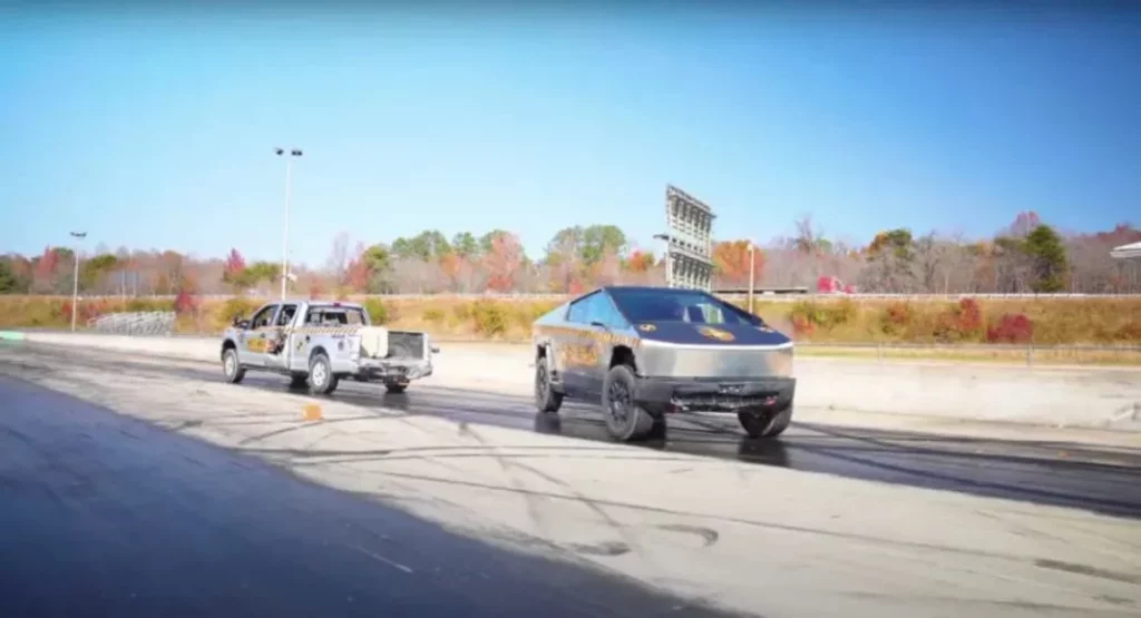 El YouTuber WhistlinDiesel continúa con su sesión de tortura a los Cybertruck y F-150 1 Motor16 Cómo le fue al Tesla Cybetruck y al F-150 en el reto de WhistlinDiesel