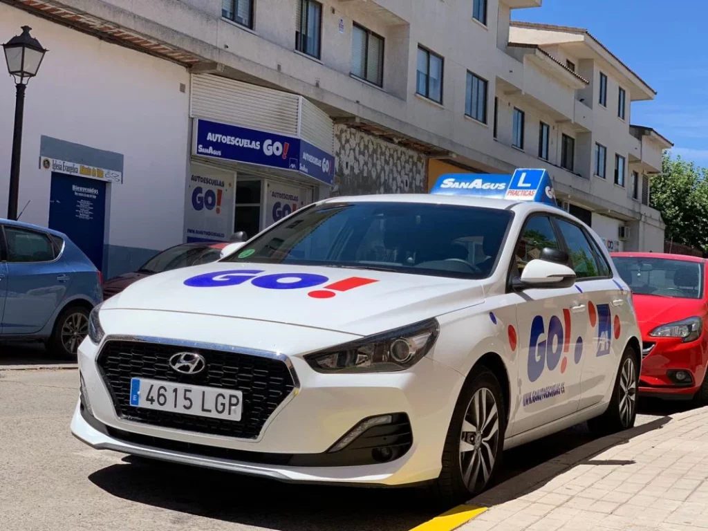 Conductor novel: los 10 errores en los que la DGT te pide que te fijes 2 Motor16 Autoescuela Go!