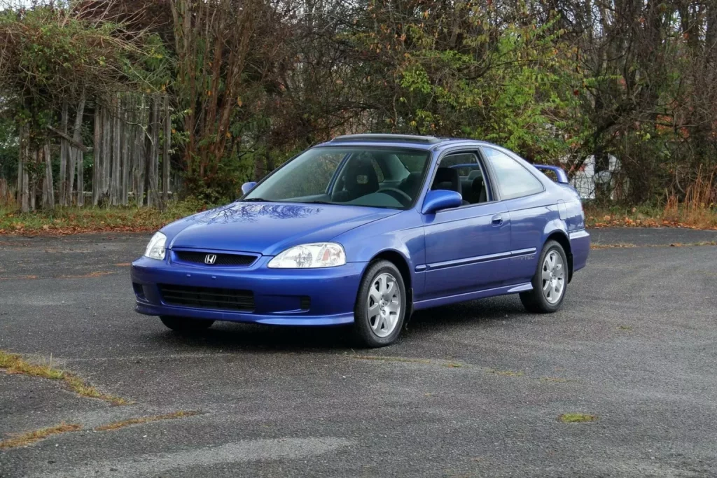 Entre estos dos Honda suman 60 años y 3.840 kilómetros. De ahí su precio 2 Motor16 2000 Honda Civic Coupé. Mecum. Imagen exterior.